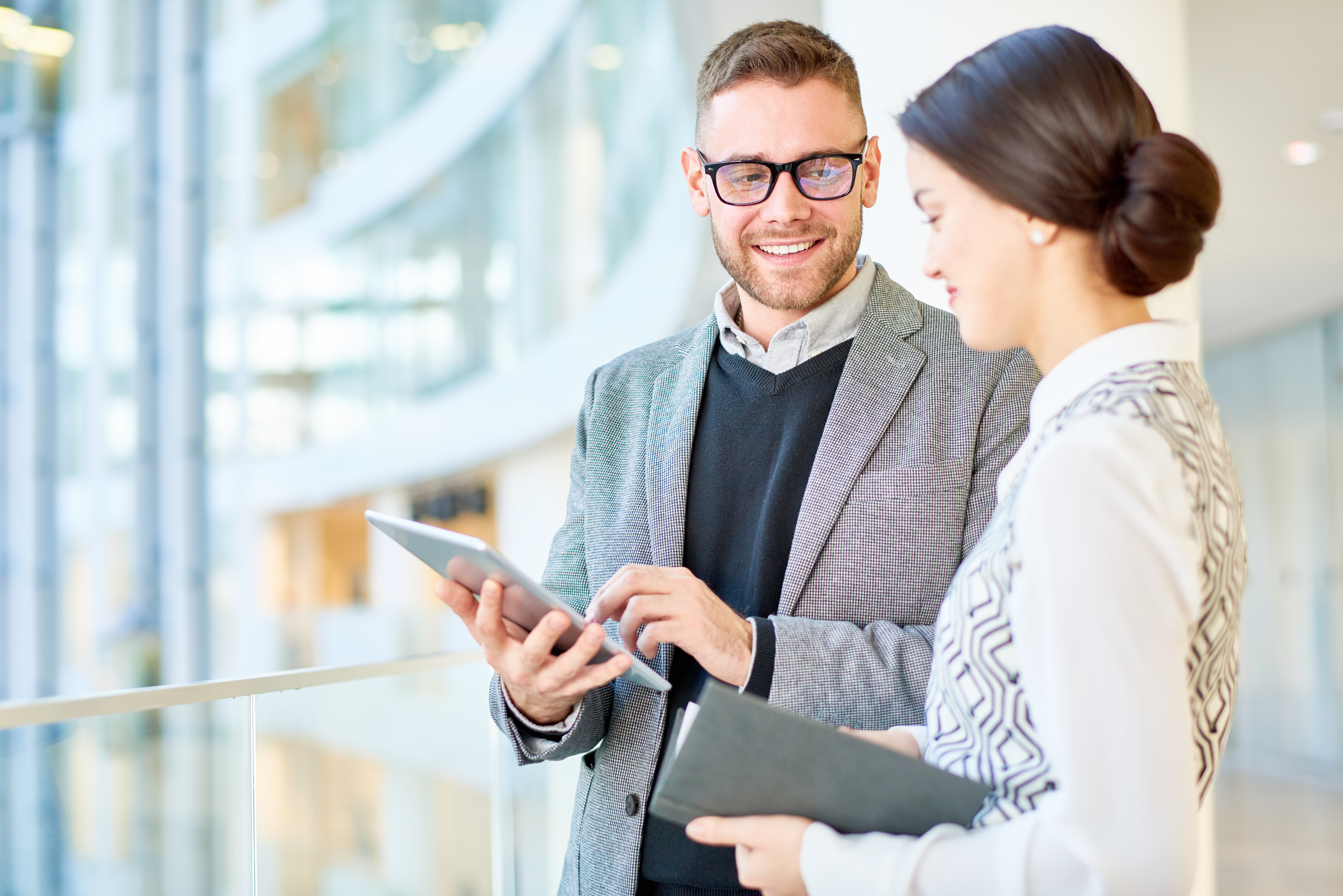 businessman-talking-to-female-colleague-2026-01-08-08-23-52-utc
